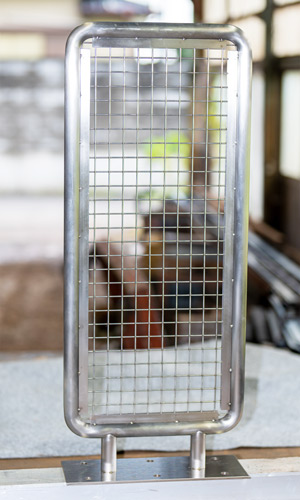 ステンレスの通行止め